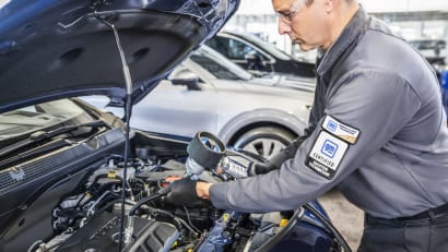 GM technician changing oil